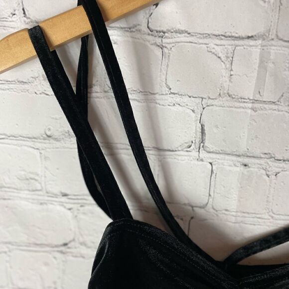 Pretty Little Thing Black Ruched Cross Back Velvet Crop Top - Picture 5 of 11